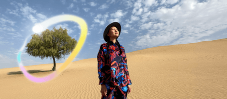 iPad Pro szemből, a kijelzőn sötétkéktől zöldig terjedő színátmenetes háttér előtt több megnyitott alkalmazás, egy
Apple Pencilt tartó kéz körívet kanyarít a kijelzőre, amivel a kép az Apple Intelligence-alapú Image Wand funkció működését
kívánja illusztrálni