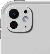 Ezüstszínű iPad Pro hátulnézetből, profi kamerarendszer öttagú objektívvel és adaptív True Tone vakuval
