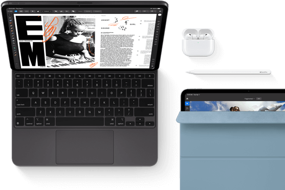 Asztrofekete iPad Pro szemből, Magic Keyboardhoz csatlakoztatva nyitott helyzetben, lekerekített sarkokkal, fekete
kijelzőkerettel, a kijelzőn cikkszerkesztő alkalmazás jelenik meg szöveggel és egy zenét játszó nőről készült fotóval. Airpods
4 nyitott tokban. iPad Pro kék Smart Folio kijelzővédővel, valamint a tetején Apple Pencil Próval, a kijelzővédő részlegesen
fel van nyitva, mutatva a kijelzőt