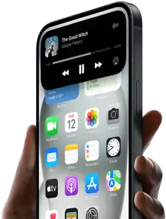 Kézben tartott iPhone 15, a Dynamic Island egy megosztott taxi követési információit mutatja.