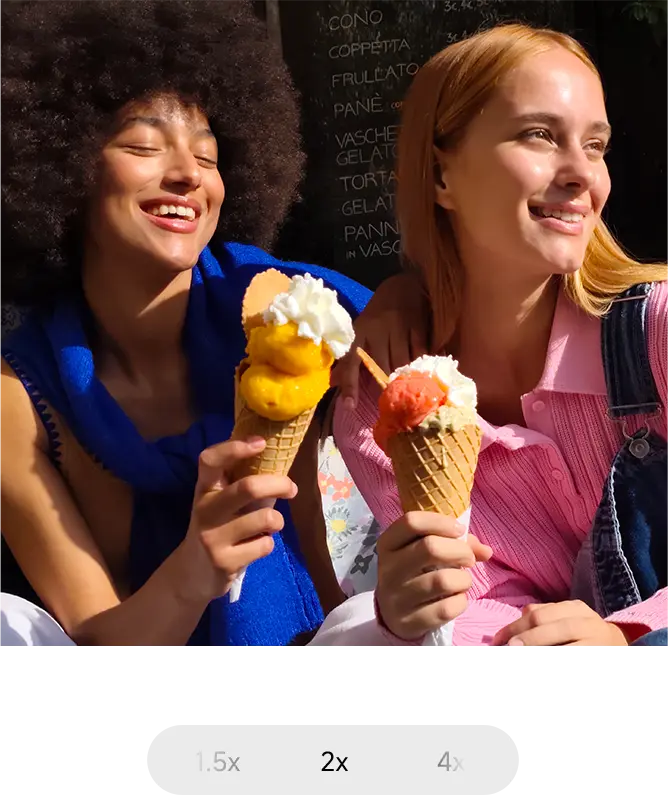 Fiatal emberek fagylaltot esznek